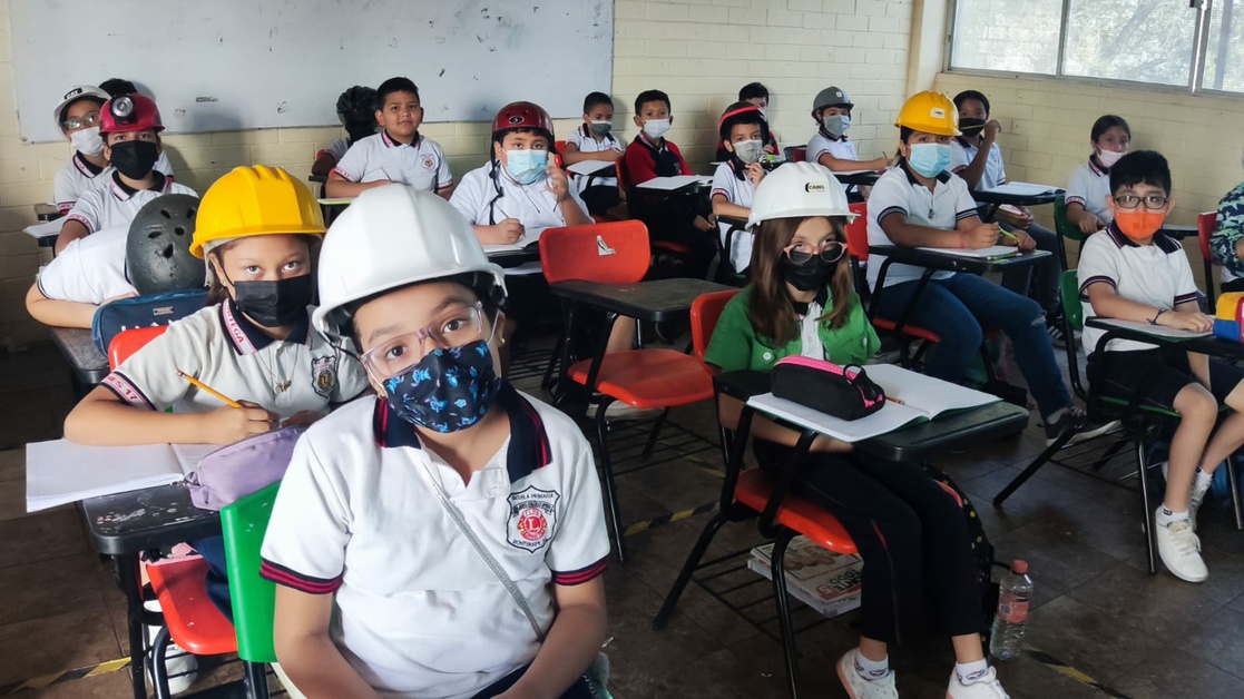 La Jornada Alumnos Toman Clases Ataviados Para Posible Derrumbe En Nl