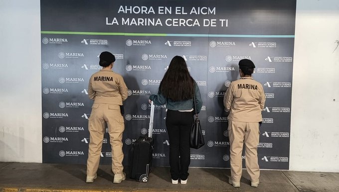 La Jornada Asegura Semar en AICM a pasajera con arma y cartuchos útiles