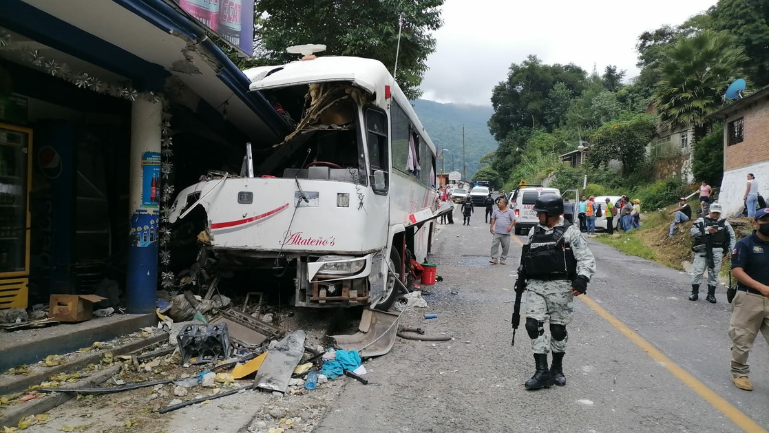 La Jornada Autobús turístico choca contra tienda en Veracruz hay 19