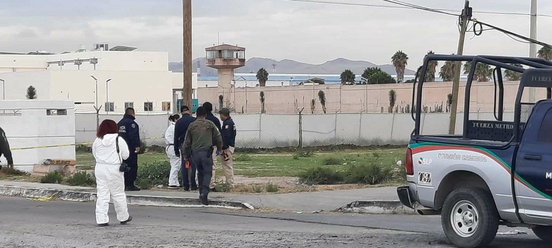 La Jornada Balean El Exterior Del Reclusorio La Pila En Slp