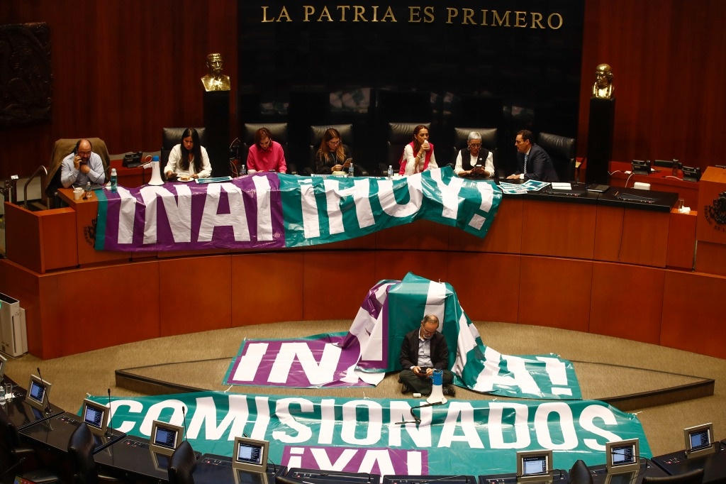 La Jornada Cancelan sesión en el Senado tras toma de tribuna