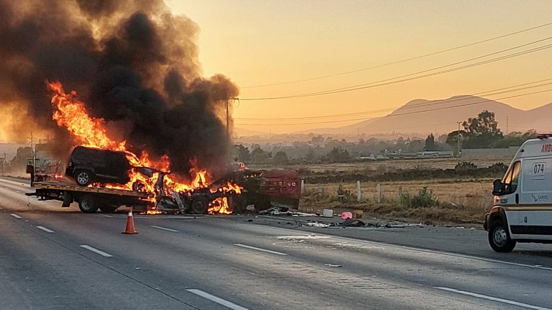 La Jornada Chocan Camiones Y Se Incendian En Autopista M Xico Quer Taro