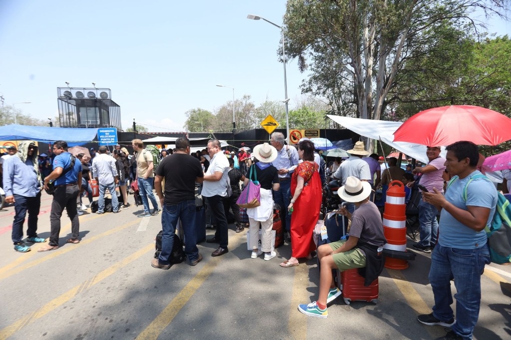 La Jornada CNTE bloquea acceso al aeropuerto Santa Cruz Xoxocotlán