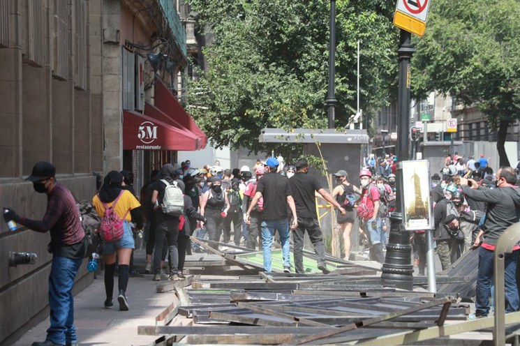 La Jornada Encapuchados Causan Desmanes En Marcha Por Melanie