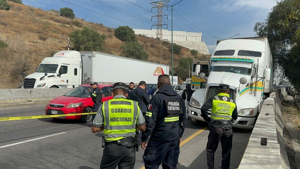 La Jornada Fallece chofer de tráiler tras persecución en autopista