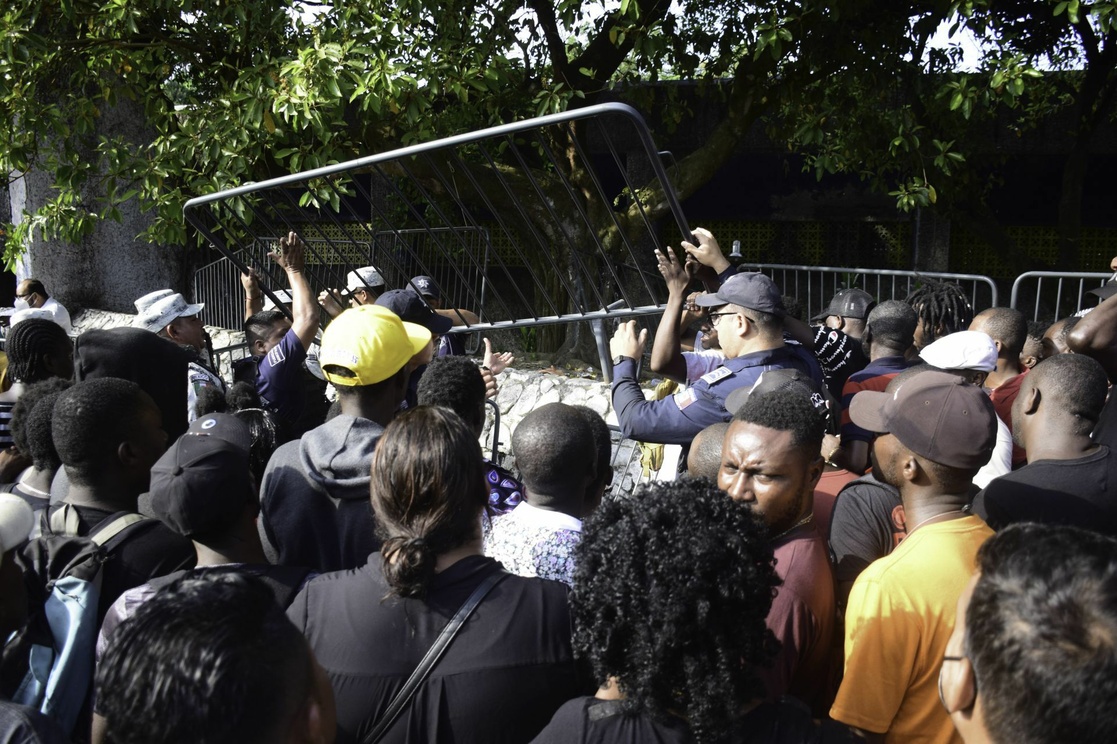 La Jornada Migrantes Generan Disturbios En Sede De Comar En Tapachula