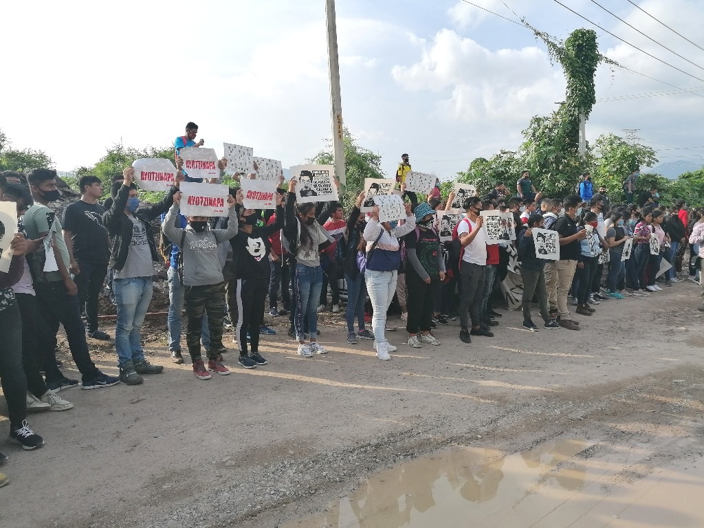 La Jornada Pese A Las Amenazas Padres De Los Marchan En Iguala