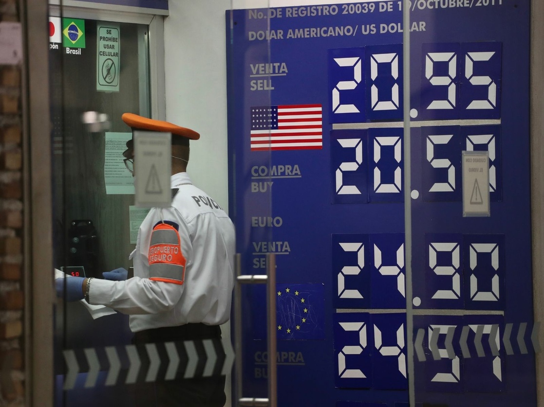 La Jornada Peso inicia con caída de 0 72 ante una corrección de mercado