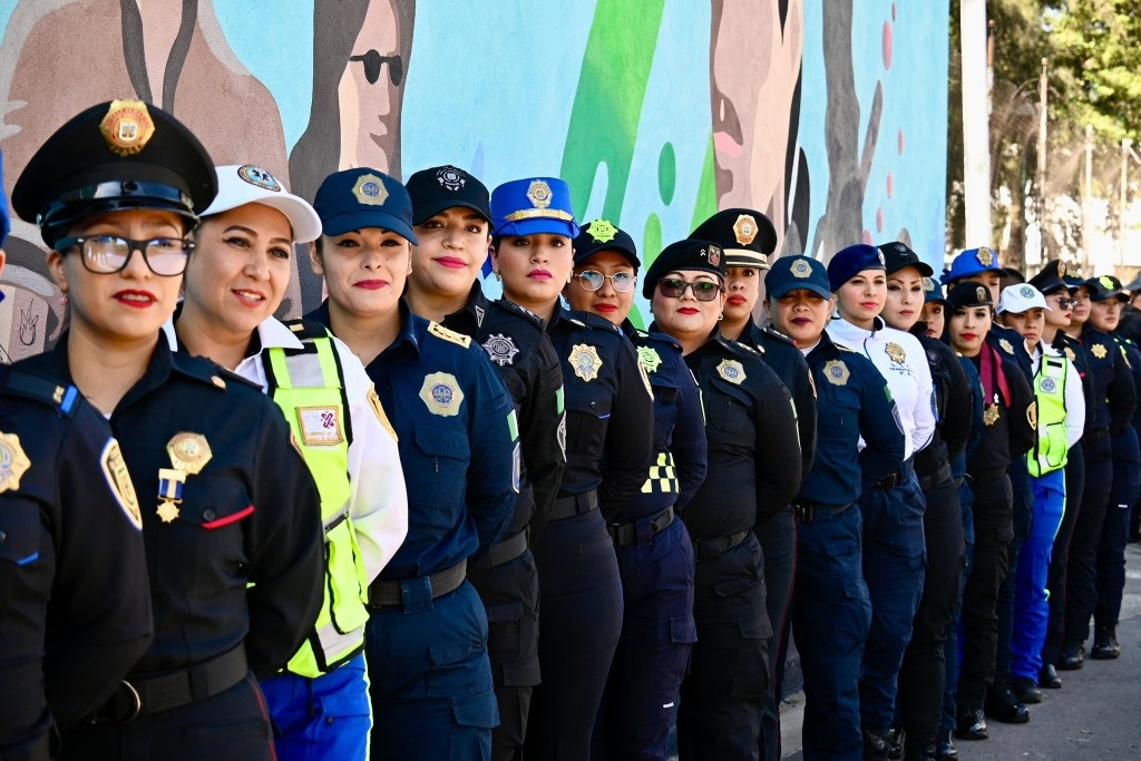 La Jornada Ofrecen mujeres policías de CDMX empatía con marcha del 8M