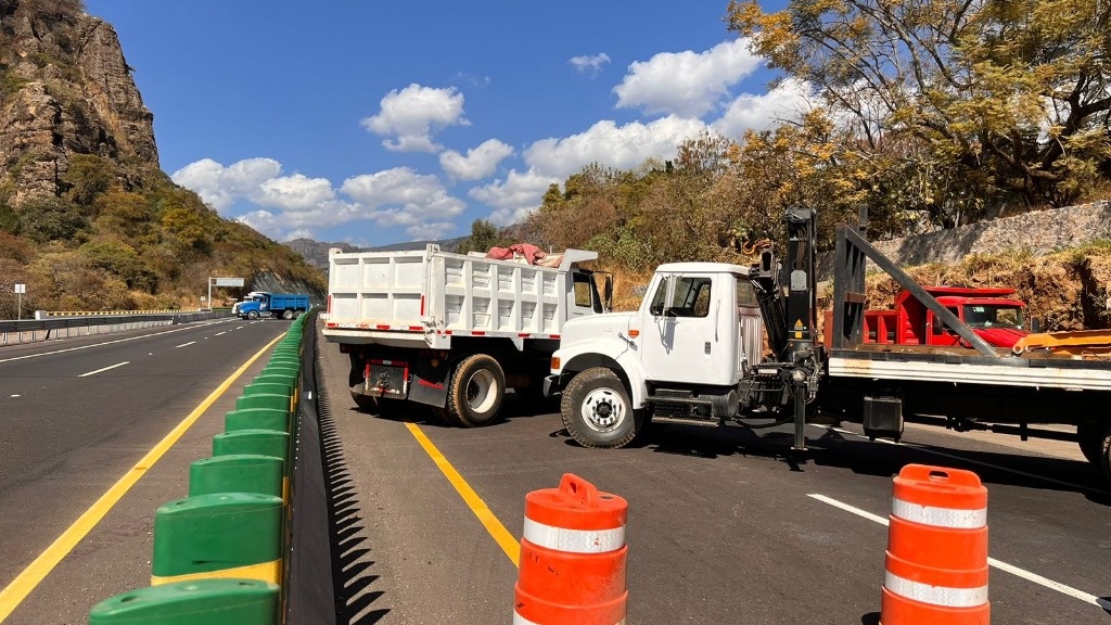 La Jornada Pobladores de Tepoztlán bloquean autopista La Pera Cuautla