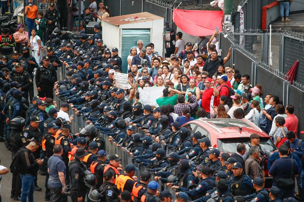 La Jornada Policías encapsulan a profesores que se manifestaban