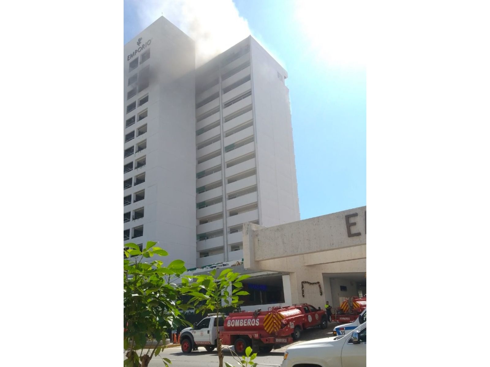 La Jornada Por Incendio Evacuan Hotel Emporio De Acapulco