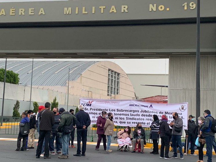 La Jornada Protestan Jubilados De Mexicana Afuera Del Ex Hangar