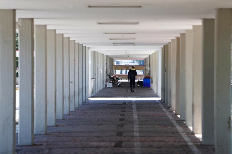 La Jornada Realiza UNAM primer examen profesional en línea por