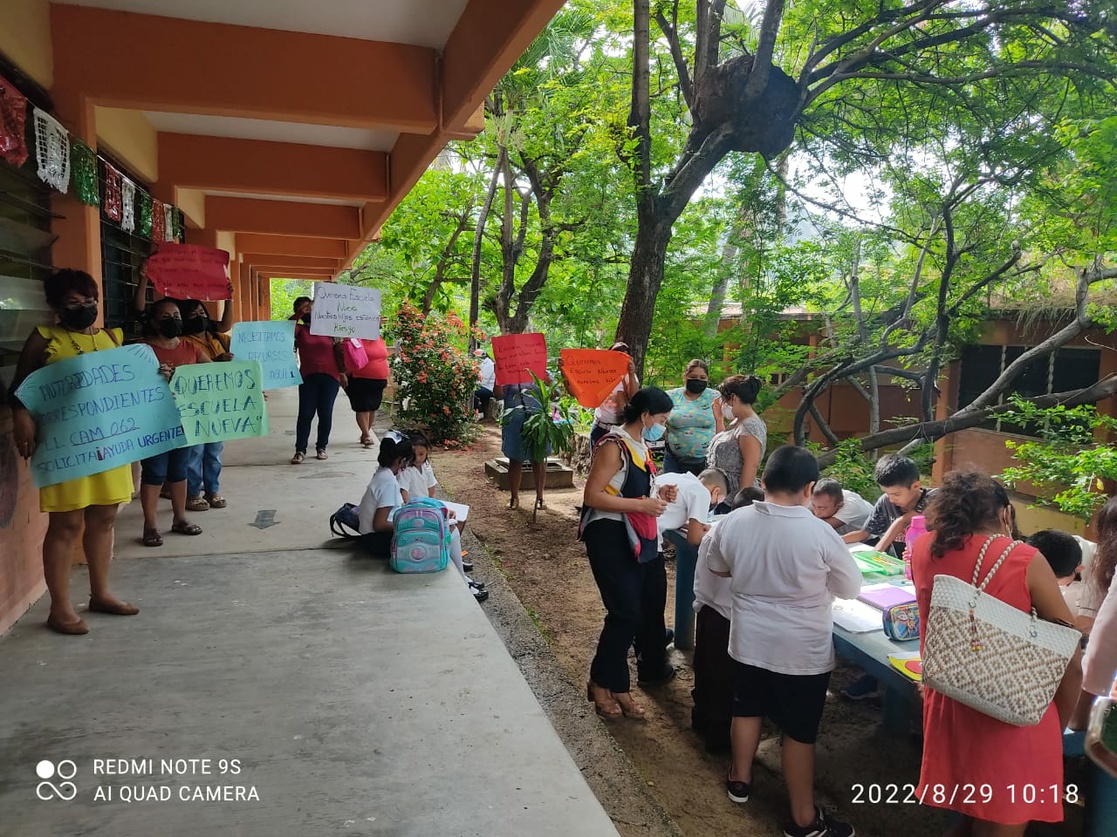 La Jornada Regresan Estudiantes A Escuelas Sin Luz Ni Agua Y Saqueadas