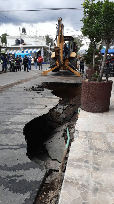 La Jornada Reparan socavón en la colonia Santa Martha Acatitla Norte