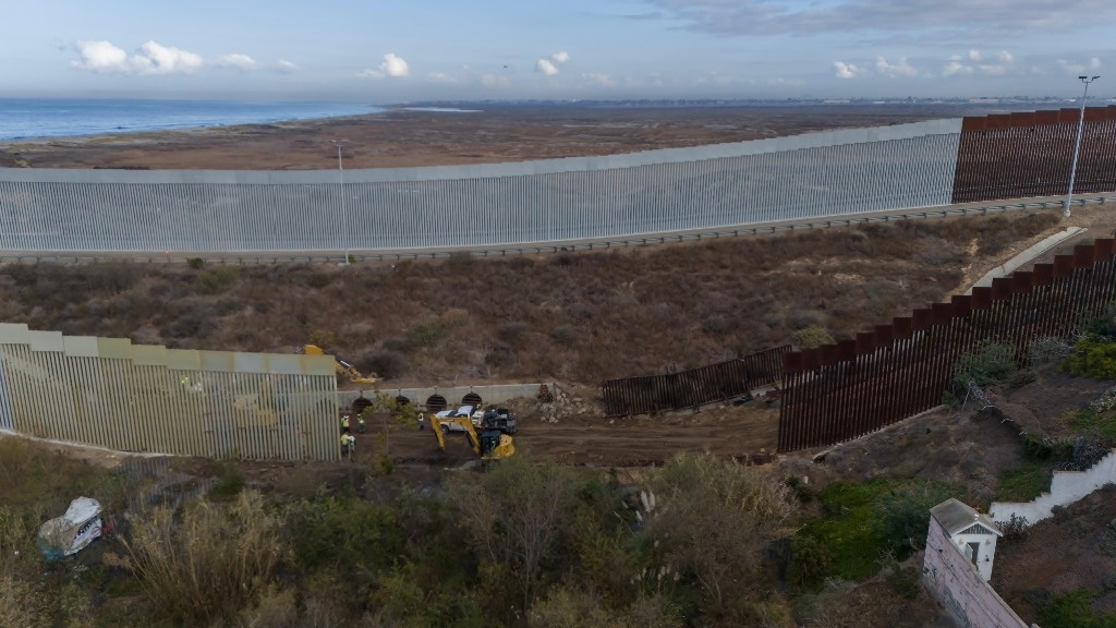 La Jornada Retoman construcción del muro fronterizo en Playas de Tijuana