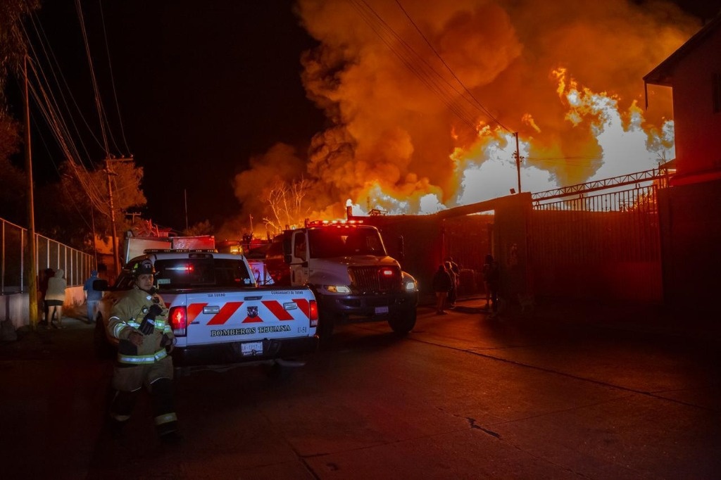 La Jornada Se registra incendio en fábrica de tarimas en Tijuana