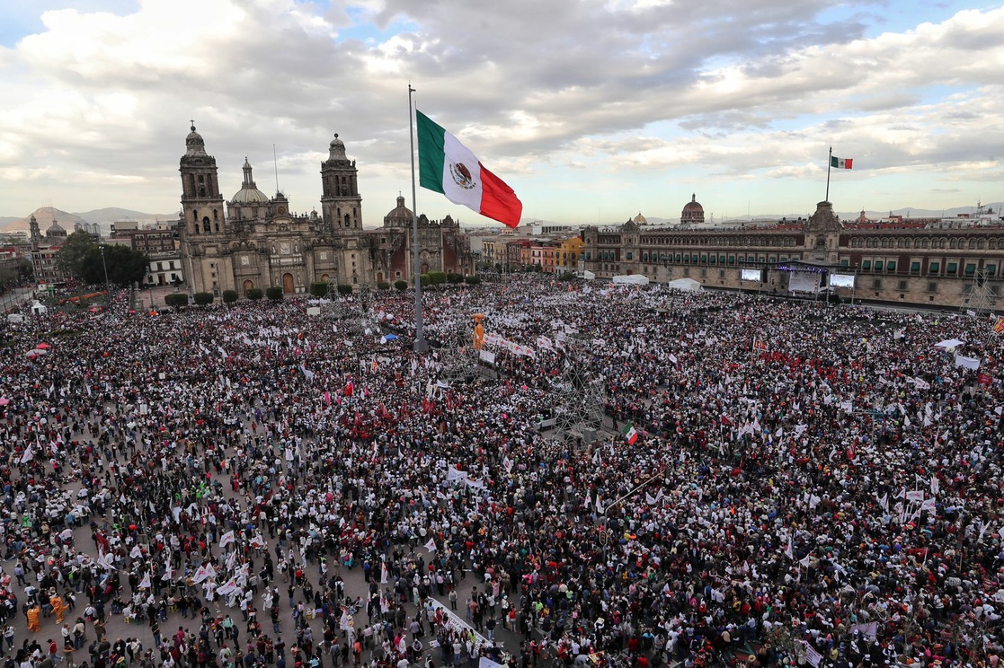 La Jornada Miles De Simpatizantes Colman El Z Calo Para Mitin De Amlo