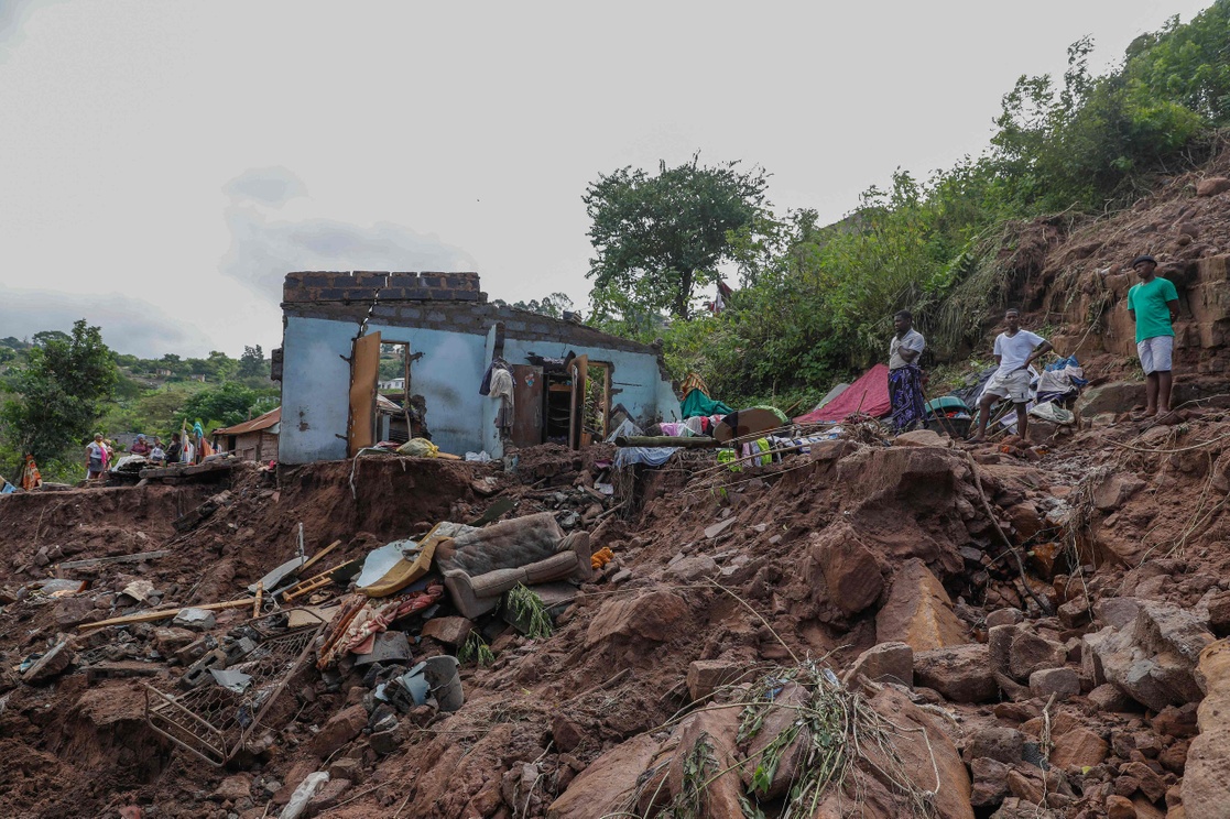 La Jornada Casi Muertos Por Inundaciones En Sud Frica