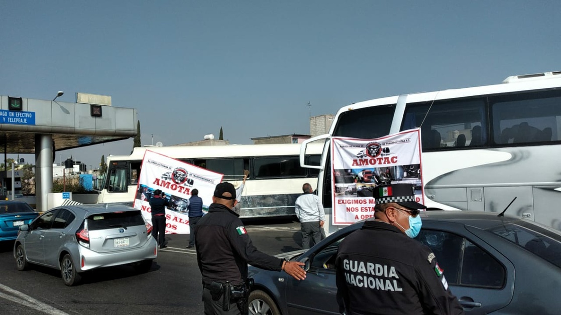 La Jornada Transportistas En Estados Bloquean Carreteras Para