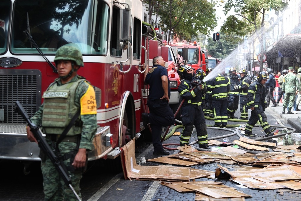 La Jornada Tres bomberos heridos al volcar camión cisterna en