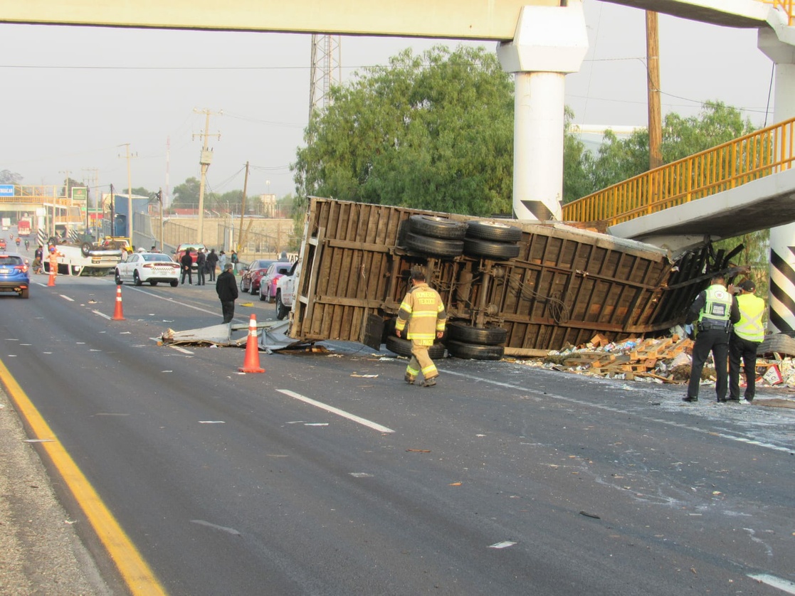 La Jornada Volcadura De Tr Iler En Carretera Texcoco Calpulalpan