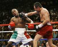 Uno de los mejores momentos de Oscar de la Hoya frente a Mayweather