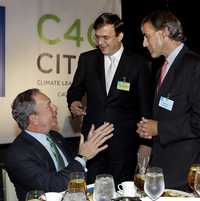 El alcalde de Nueva York, Michael Bloomberg (sentado); el jefe de Gobierno de la ciudad de México, Marcelo Ebrard, y el director ejecutivo del Deutsche Bank para América, Seth Waugh, ayer durante el foro en la ciudad estadunidense sobre cambio climático
