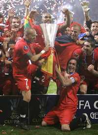 Los jugadores del Sevilla festejan el bicampeonato en el torneo europeo