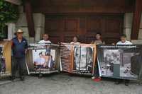 Integrantes del Comité 68 Pro Libertades Democráticas se manifestaron ayer frente a la casa del ex mandatario Luis Echeverría Alvarez, ubicada en la colonia San Jerónimo