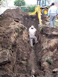 Personal de Pemex acudió a la avenida de Las Torres, en la colonia Lomas de San Lorenzo, delegación Iztapalapa, para reparar un ducto dañado al parecer por la formación de una grieta