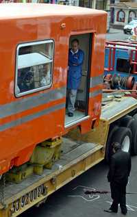 Un trabajador que viajaba en el vagón del Metro que era trasladado en una plataforma cayó y fue aplastado por el tráiler