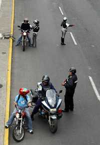 En el primer día del operativo de vigilancia a motociclistas se multó a 181 conductores. La imagen, en Circuito Interior