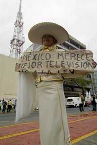 Integrantes del movimiento de resistencia civil pacífica, durante una protesta frente a Televisa