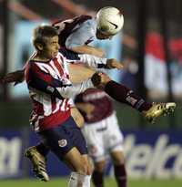 Andrés San Martín, del Arsenal (arriba), gana el esférico al rojiblanco Gonzalo PIneda