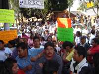 Al menos 300 habitantes de Chicoloapan se manifestaron ayer contra elementos del Ejército Mexicano, frente a la subdelegación de la Procuraduría General de la República