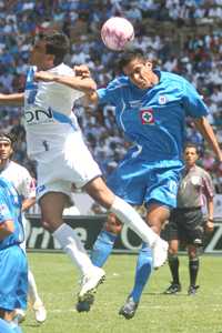 Álvaro Bola González disputa un tiro de esquina con el defensa azul Roberto Carlos Juárez