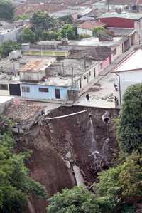 Socavón en las calles Cuauhtémoc y Aquiles Serdán, municipio de Tlapacoyan, Veracruz, provocado por las fuertes lluvias