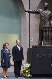 El presidente Felipe Calderón y la señora Julieta López Morales, viuda de Carlos Castillo Peraza