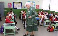 La profesora Teresa Aguirre Pérez, en la escuela primaria República de Costa Rica. Imagen de archivo