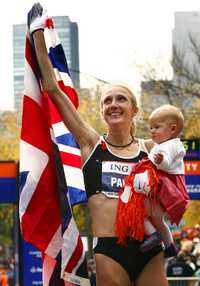 Paula Radcliffe, quien carga a su hija, ganó el Maratón de Nueva York