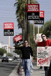 Imagen de las manifestaciones de protesta frente a las oficinas de la NBC, en Burbank, California