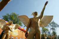 Un grupo de ángeles dorados, emulando a la estatua representativa de la Independencia de México, participó ayer en el desfile de Día de Reyes, en Paseo de la Reforma