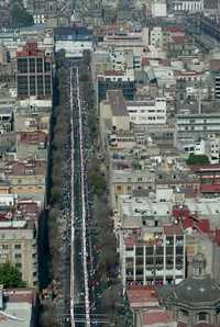 Vista aérea de la calle 20 de Noviembre, en el Centro Histórico, donde se elaboró la rosca de Reyes Rumbo al Bicentenario, la cual fue repartida entre unas 200 mil personas
