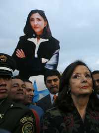 Yolanda Pulecio, mamá de la cautiva ex candidata presidencial Ingrid Betancourt, con la foto de su hija como telón de fondo, participa en Bogotá en la celebración de la liberación de Rojas y Consuelo González