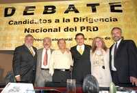 Alejandro Encinas, Camilo Valenzuela, Miguel León López, Jesús Ortega, Dina Rocío Navarro y Alfonso Ramírez Cuéllar, candidatos a la presidencia del PRD, al término del debate que sostuvieron ayer en la ciudad de Morelia Michoacán