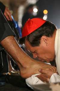 El cardenal Norberto Rivera lavó los pies de 12 seminaristas, durante la ceremonia del Jueves Santo, en la Catedral metropolitana