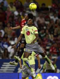 Emanuel Centurión, del Atlas, en lucha aérea con Wilson Tiago, del Morelia, durante el monótono partido celebrado ayer en el estadio Jalisco