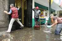 La lluvia de la tarde-noche de ayer anegó varios puntos de la ciudad. En la imagen, la calle Lotería, en la  colonia Juárez